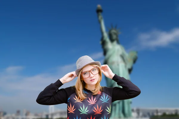 Chica en gafas hipster y sombrero en el fondo de Nueva York — Foto de Stock