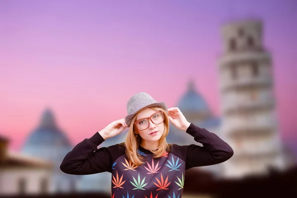 Menina bonita em óculos com chapéu engraçado no fundo Pisa — Fotografia de Stock