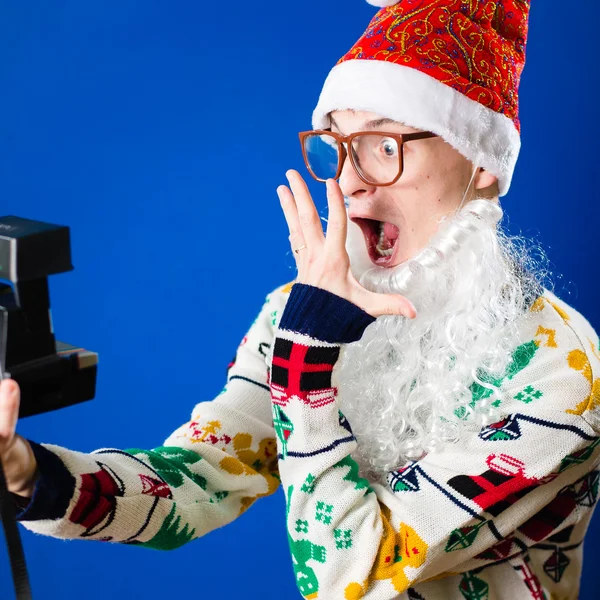 面白い流行に敏感な若者着てサンタ クルひげ selfie を作る — ストック写真