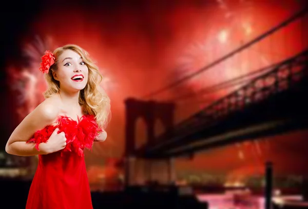 Pretty lady excited beside Brooklyn Bridge with fireworks at night — Zdjęcie stockowe