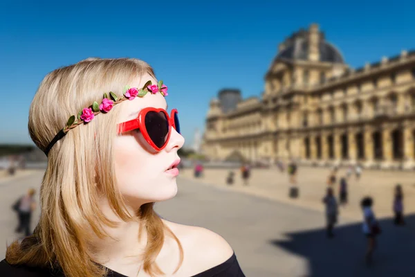 Ragazza romantica in occhiali da sole e filetto di fiori sullo sfondo del Louvre — Foto Stock