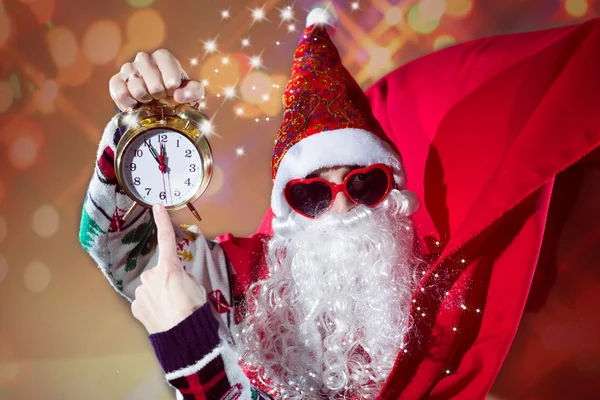 Homme en costume de Père Noël avec horloge — Photo