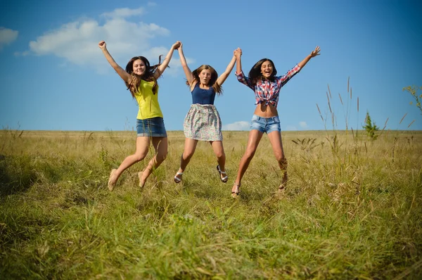 Adolescentes sautant sur le terrain d'été — Photo