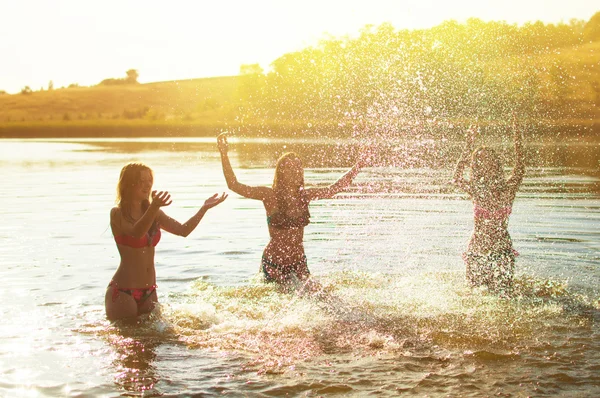 Adolescentes en maillot de bain — Photo