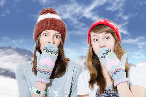 Meninas surpresas em chapéus e mitenes — Fotografia de Stock