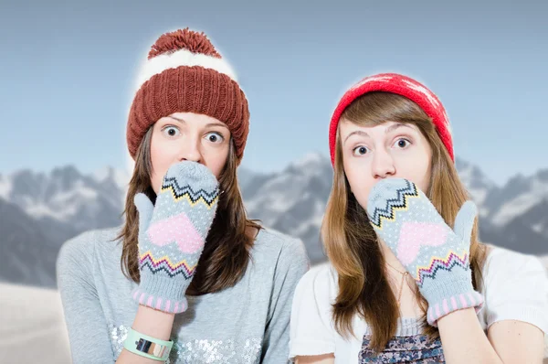 Здивовані молоді дівчата в капелюхах і рукавицях — стокове фото