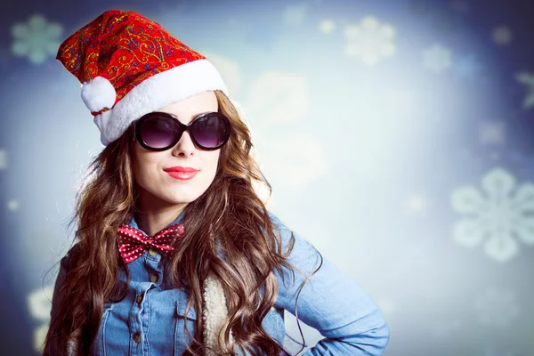 Menina hipster engraçado em óculos de sol usando xmas chapéu de santa — Fotografia de Stock