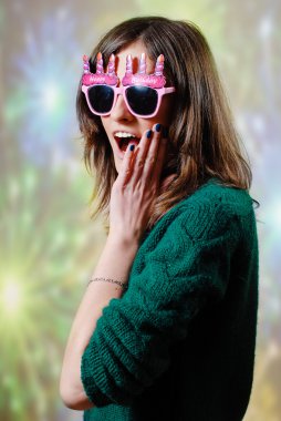 Genç hippi kız ev yapımı yeşil kazak ve funky güneş gözlüğü giyiyor şaşırttı