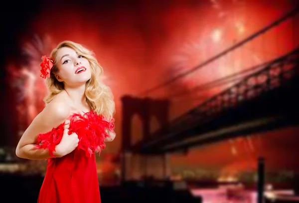 Pretty lady excited beside Brooklyn Bridge with fireworks at night — Stockfoto