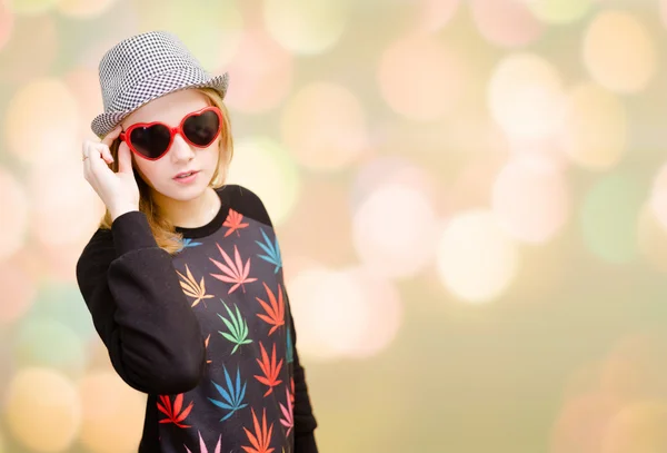 Hübsches Mädchen mit schicker Sonnenbrille auf buntem Bokeh-Hintergrund — Stockfoto