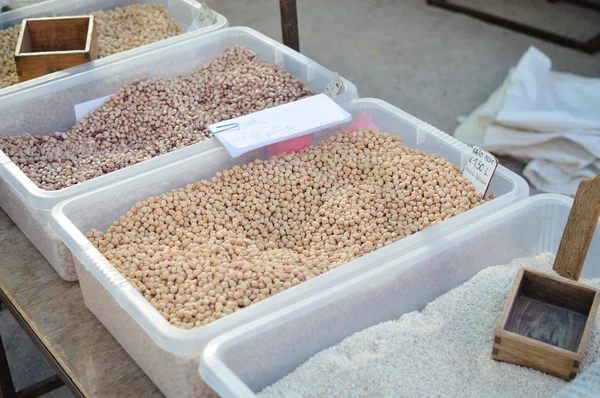 坚果、 大米和豆类农场市场摊档的特写 — 图库照片