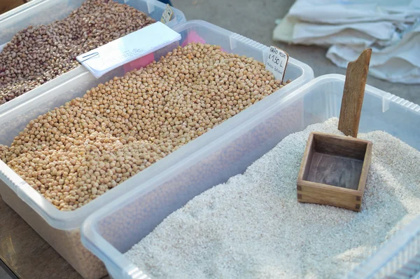 坚果、 大米和豆类农场市场摊档的特写 — 图库照片
