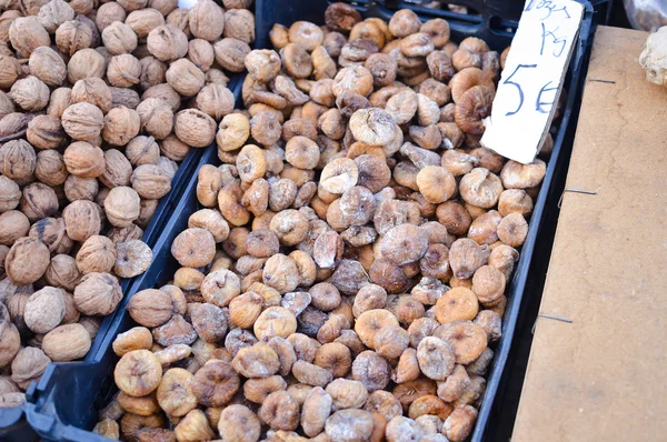 Dried date fruits at farmers market stall — 图库照片