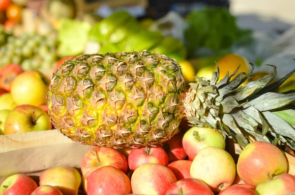 Veel verschillende vruchten op een boeren markt achtergrond — Stockfoto