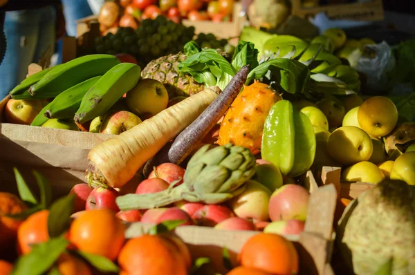 Frutas e produtos hortícolas mistos na banca do mercado — Fotografia de Stock