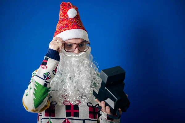 Rolig hipster ung man bär Santa Clous skägg att göra selfie — Stockfoto