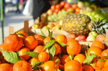 Portakal ve ananas Market'teki.