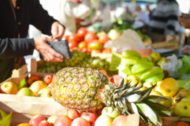 Bir meyve pazar ahır boyuyla alışverişi para