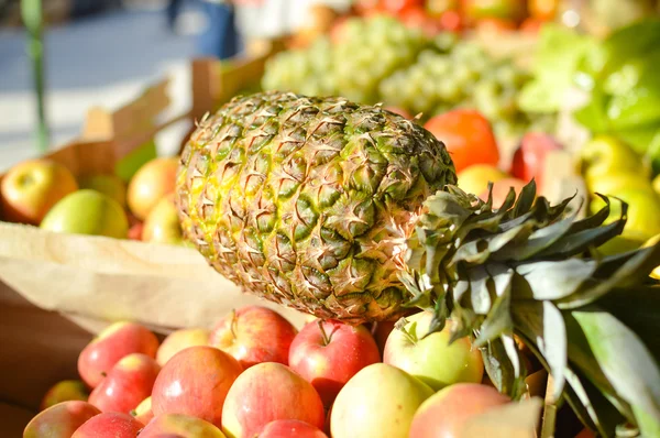 Fresh fruits displayed on a market stand — Stock Photo, Image