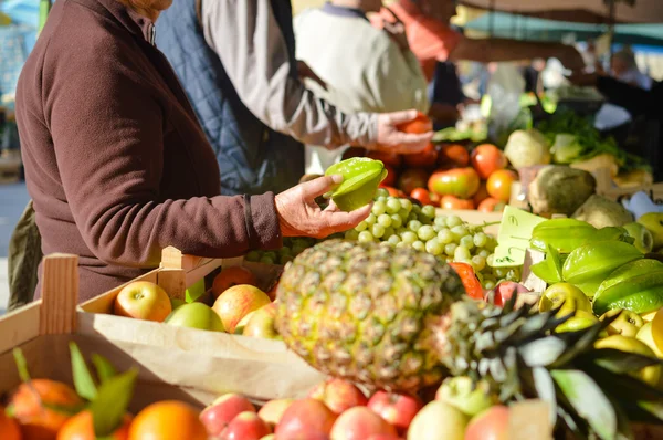 Verkoop, winkelen, consumentisme en ananas in supermarkt markt — Stockfoto