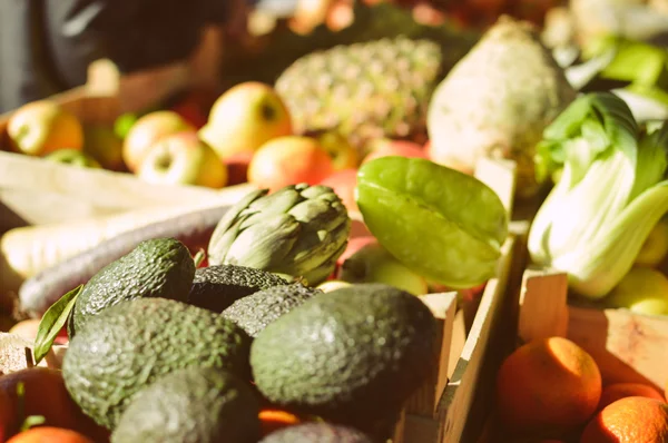 Close-up em alcachofra, abacate e outras frutas em pilhas — Fotografia de Stock