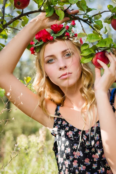 Üç meyve ile güzel genç elma peri — Stok fotoğraf