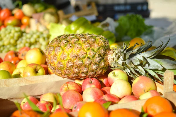 Świeże owoce wyświetlane na rynku podstawka — Zdjęcie stockowe