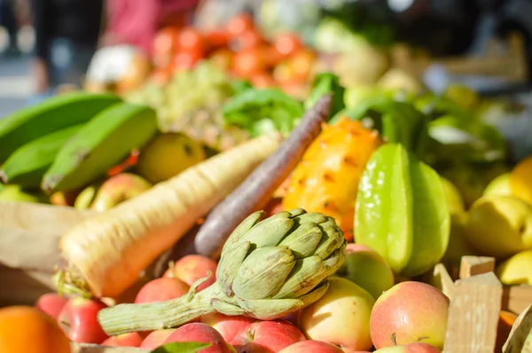 Frutas e produtos hortícolas mistos na banca do mercado — Fotografia de Stock