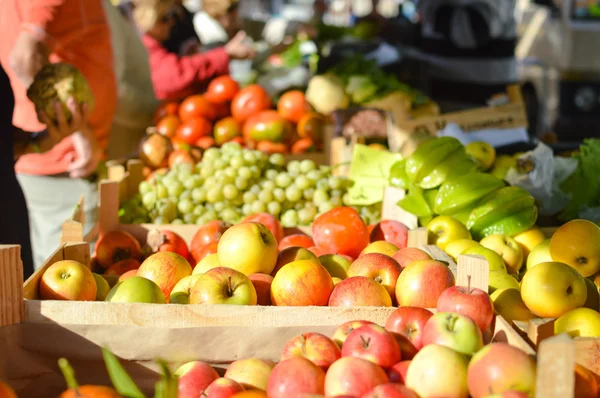 Imagem de frutas e produtos hortícolas frescos no mercado em caixas — Fotografia de Stock