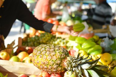 Satış, alışveriş, tüketim ve ananas bakkal pazarında
