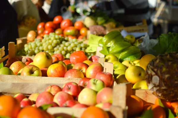 Frutas e produtos hortícolas frescos no mercado em caixas — Fotografia de Stock