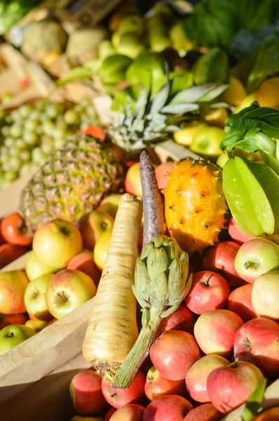 Frutas y hortalizas mixtas en el mercado — Foto de Stock