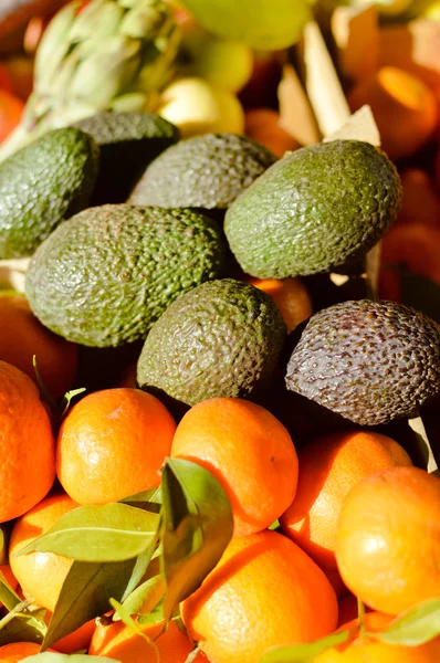 Sayuran dan buah segar organik di pasar kota — Stok Foto