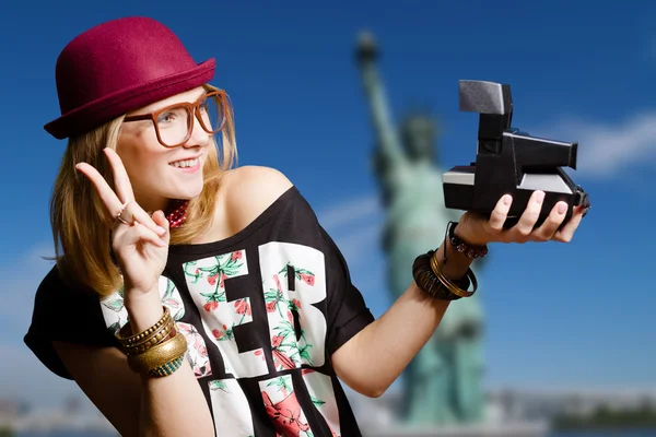 Beautiful young woman making selfie by polaroid in New York — Stock Photo, Image