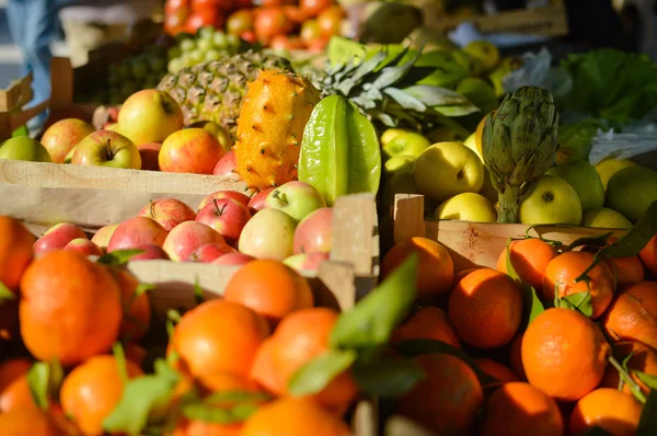 Kupno i sprzedaż. Wiele różnych owoców na tle rynku rolników. — Zdjęcie stockowe