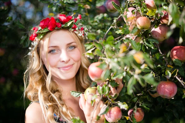 Güzel genç bayan elma peri üç meyve ile portre — Stok fotoğraf