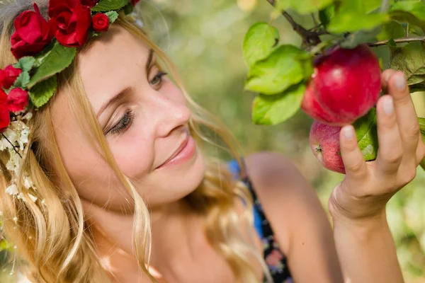 Крупный план красивой молодой яблочной феи с тремя фруктами — стоковое фото