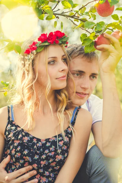 Imagen de primer plano de la feliz pareja joven abrazándose en el huerto de otoño —  Fotos de Stock