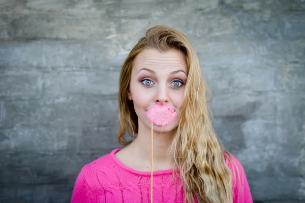 Mujer bonita con el pelo largo y rubio sosteniendo bigote en palo — Foto de Stock