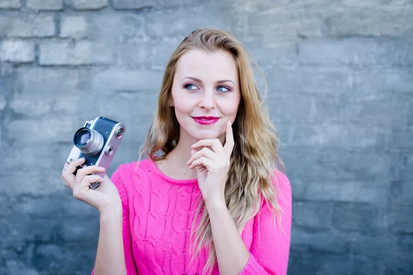 Pretty girl taking photo on retro vintage hipster camera. — Stock Photo, Image