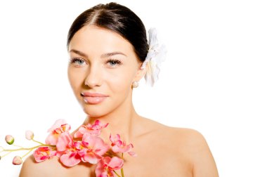 Bir dal orkide çiçek tutan güzel kadın