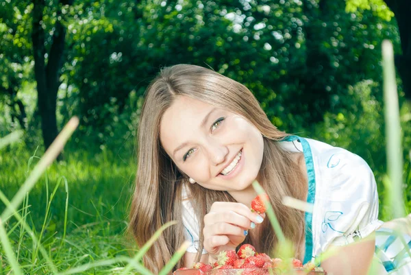 Krásná žena s jahodami venkovní, detailní portrét — Stock fotografie