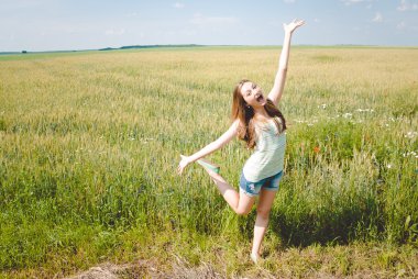 Yeşil alanı ile aç silah dans neşeli kız