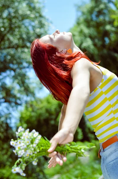 Jovem mulher se divertindo no verão verde ao ar livre fundo — Fotografia de Stock