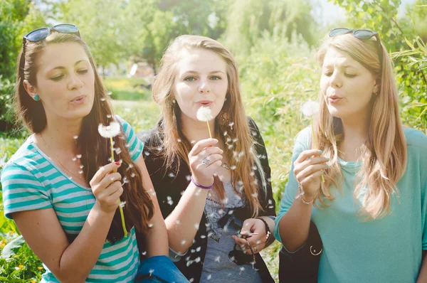 Buiten foto van mooie charmante meisjes in bloesem lentetuin — Stockfoto