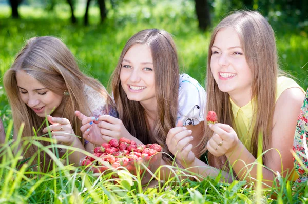 Las niñas recogiendo fresa en verde brillante día de verano —  Fotos de Stock