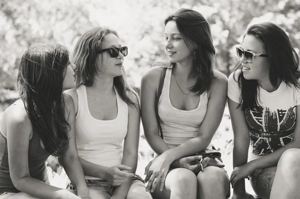 Fille heureuse amis parler sur fond vert d'été en plein air — Photo