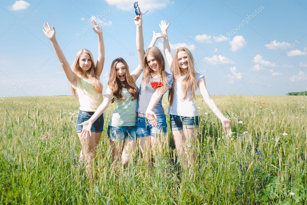 Zwei Freundinnen, Die Sich Blendend Amüsieren Zwei Freundinnen, Die Sich Blendend Amüsieren