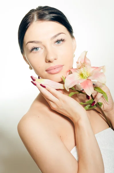 Beautiful lady with lilly flower. Perfect skin. — Stock Photo, Image