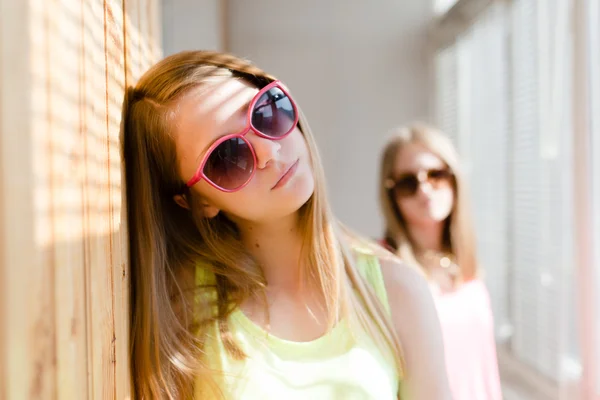 Due belle ragazze bionde adolescenti in piedi in lontananza sconvolto — Foto Stock